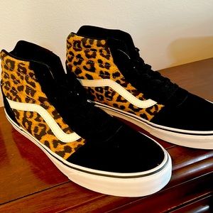 High top Vans tennis shoes